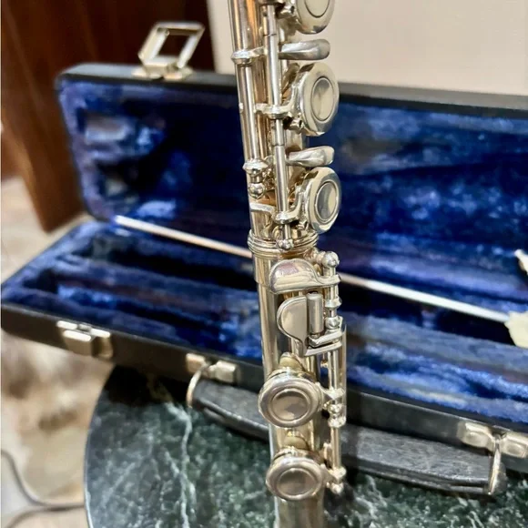 Armstrong Silver Flute with Black Case - Picture 5 of 12